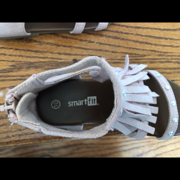 SOLD somewhere elseLittle girls size 10 sandals - Picture 4 of 4